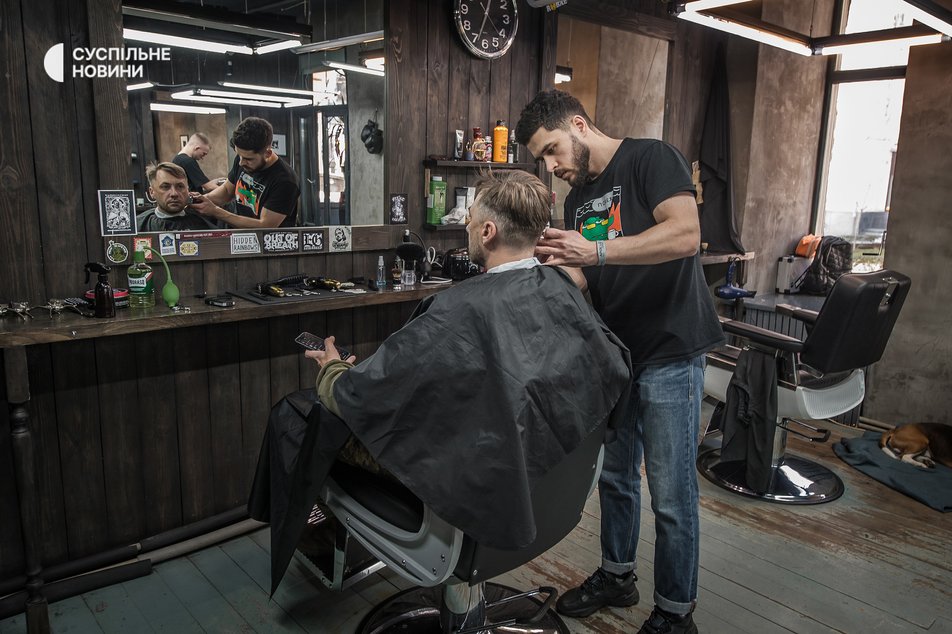"Падре" підстригається у майстра в одному з київських барбершопів (чоловіча перукарня), листопад 2022 року.