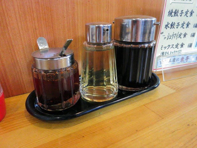 店内テーブル上の酢、醤油、ラー油