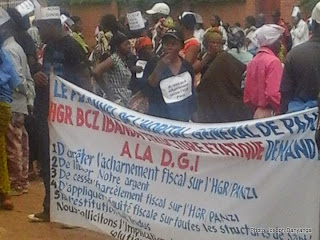 Des agents de l'Hôpital Panzi manifestent à Bukavu le 2 janvier 2015 après une décision de la DGI. Photo/Joseph Banyanga