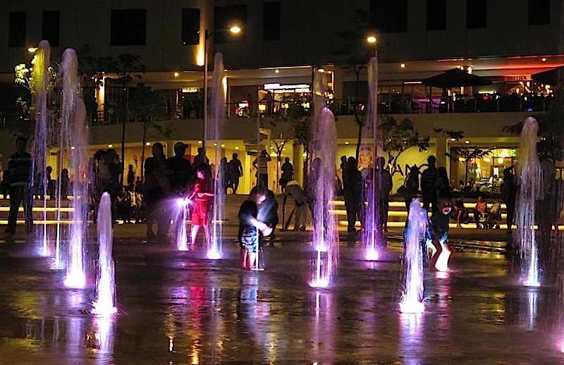 fountain at Bonifacio High Street Central