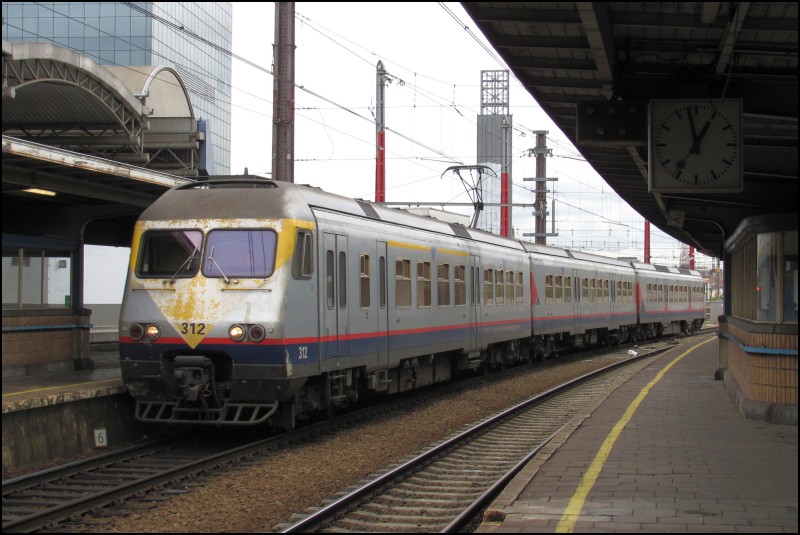 https://lh6.googleusercontent.com/-X0DEBQy4Hew/TngA6x22siI/AAAAAAAAJMU/3mL1e_tjnf4/s800/Belux11-08_018_Brussel-Zuid_NMBS%252520312.JPG