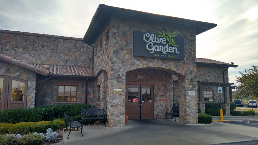 Italian Restaurant «Olive Garden», reviews and photos, 20 S Colonial Dr #8, Alabaster, AL 35007, USA