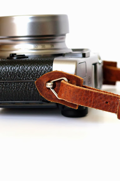สายสะพายกล้อง รุ่น Artisan Neck Strap-01  ทำจากวัสดุหนังวัวแท้ 100%  ฟอกแบบออยชนิดพิเศษนำเข้าจากอิตาลี 
