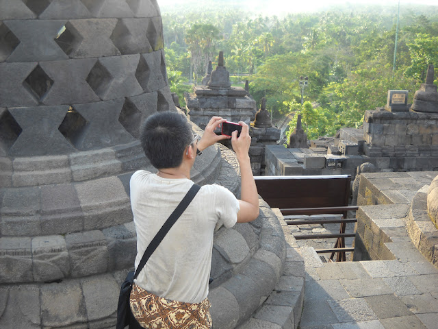 Tonyo Cruz still wondering how amazing Borobudur temple is :) Tonyo Cruz still wondering how amazing Borobudur temple is :)