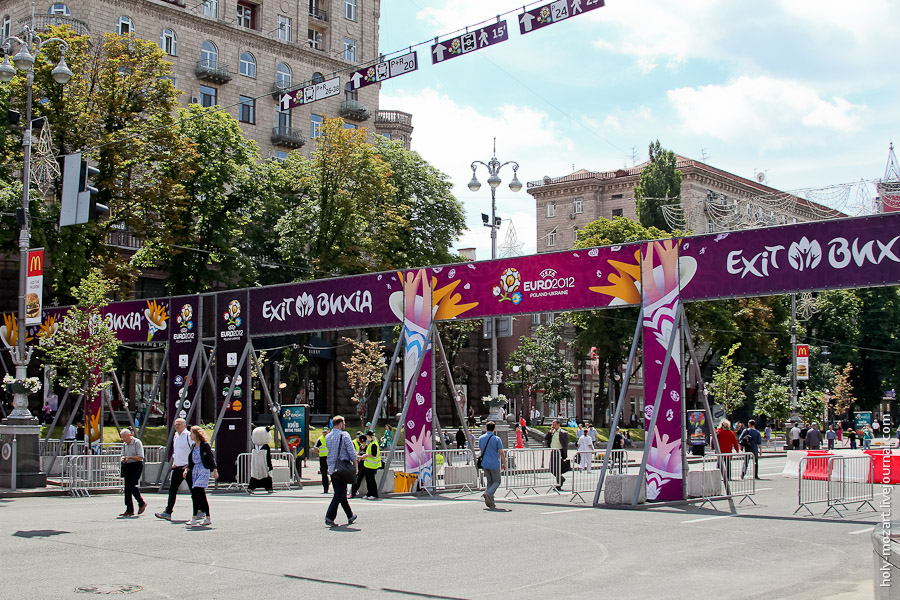 Киевская фан-зона за семь часов до открытия Евро-2012