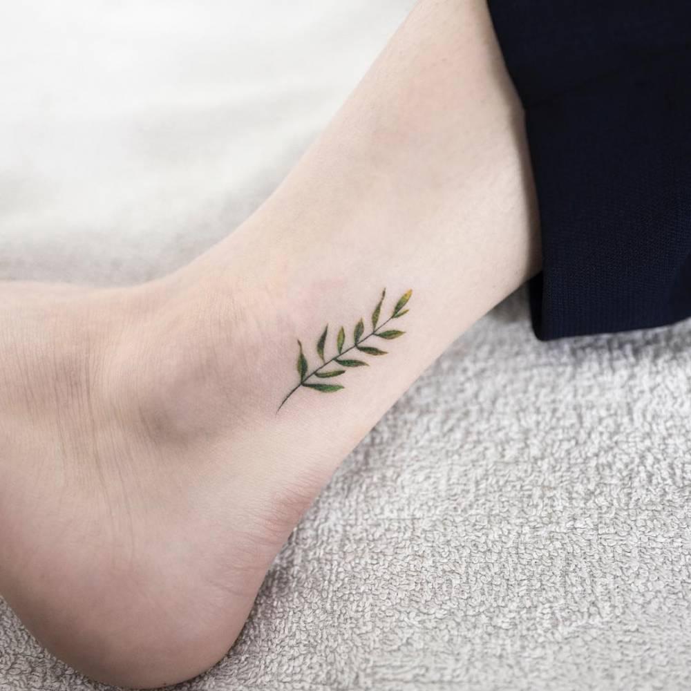 Minimalist-leaf-tattoo-on-the-ankle - Beauty Hunter