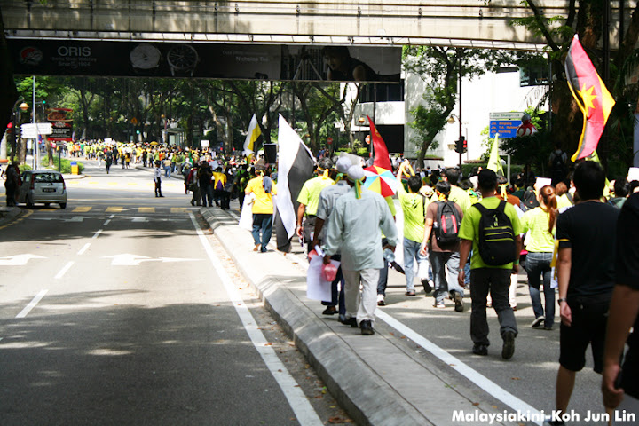 Bersih 3.0 - ஒரு லட்சம் பேர் தலைநகர் கோலாலம்பூரில் குவிந்துள்ளனர். கண்ணீர்ப்புகைக் குண்டுகள் வீசப்பட்டுள்ளது. - Page 2 IMG_8912