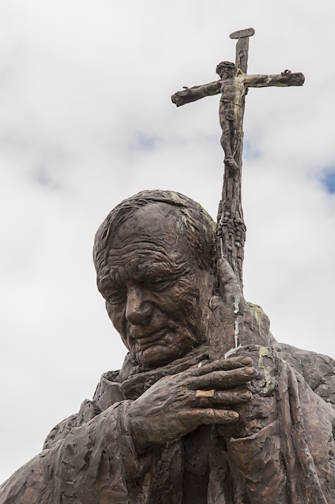 Primer plano de una estatua de Juan Pablo II
