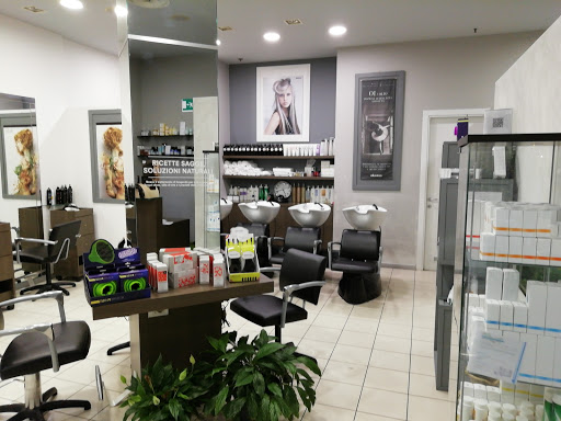 Mani Di Forbici Parrucchieri Donna E Uomo Davines Revivre Screen Salone Da Parrucchiere A Pesaro