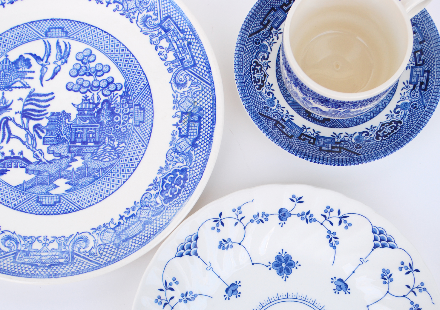 Lots of blue. Посуда с голубыми узорами. Посуда в голубой цветочек. Тарелки Китай голубые. Посуда с синим орнаментом.