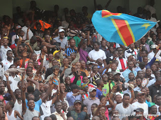 Des congolais célébrant la victoire de Léopards contre  les éperviers du Togo le 10/06/2012 au stade des martyrs à Kinshasa, score : 2-0. Radio Okapi/ Ph. John Bompengo