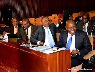 Le député national du MLC Fidèle Babala ( extrême droite) au palais du Peuple lors d’une plénière à l’assemblée nationale. Radio Okapi/Ph. John Bompengo