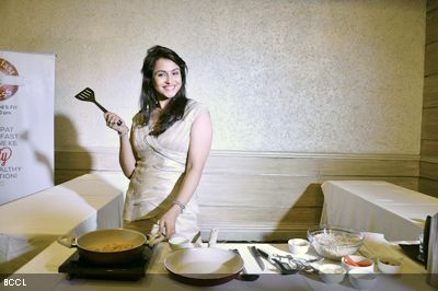 Actress Gurdeep Kohli strikes a pose during the promotion of cookery show 'Khana Khazana', held in Mumbai, February 18, 2013. (Pic: Viral Bhayani)