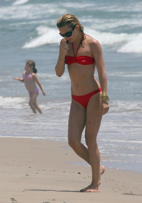 Kate Hudson Looking Ever So Sexy At The Beach In A Red Bikini 01