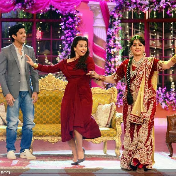 Vidya Balan matches steps with Pinky Bua aka Upasana Singh while Farhan looks on during the promotion of the movie Shaadi Ke Side Effects, on the sets of the TV show Comedy Nights With Kapil. 