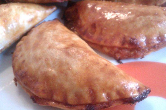 Empanadillas rellenas de atún y surimi al horno en Empanadillas al horno de pollo con champiñones