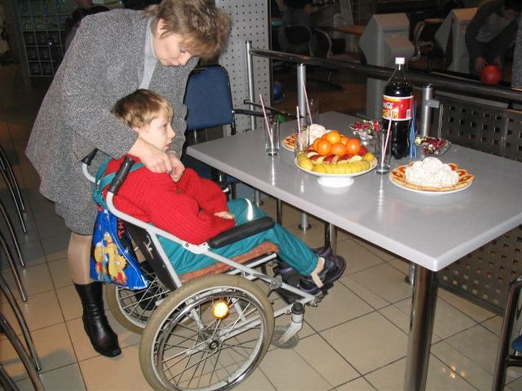 Ребенок овз питание в школе. Дети инвалиды. Семья с инвалидом. Семья с ребенком инвалидом. Столовая для детей инвалидов.