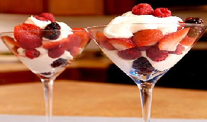 Postre de helado con frutas
