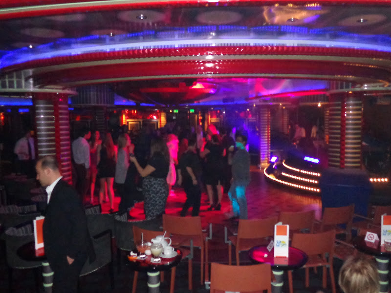 А включите-ка мне усилители качки! А подайте-ка белых пиджаков. Costa Paсifica февраль 13г