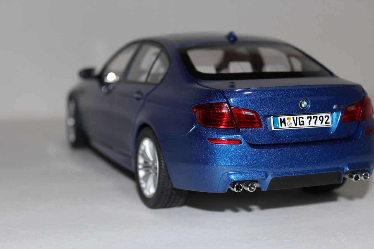 PARAGON BMW M5 F10 1/18 Miniature Car Blue 5 Series