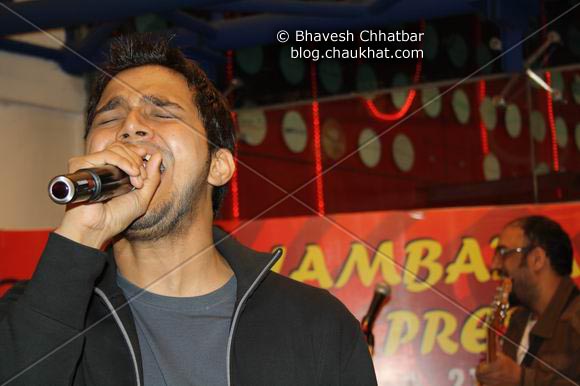 Josh Crooner of Lambada Live performing at Pune Central on Christmas 2008 Eve