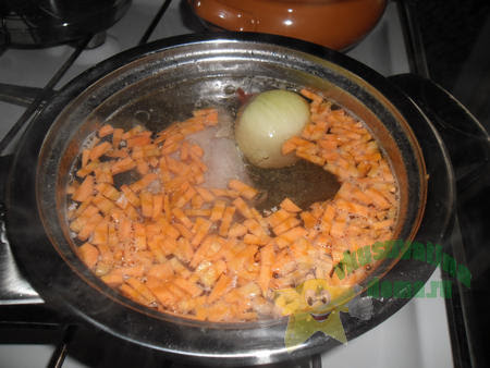 Кладем в куриный бульон морковь