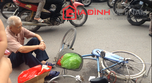 Hà Nội: Cô gái đụng xe làm ngã ông già, nhất định không xin lỗi...