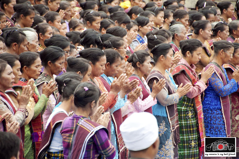 Batak_Malim_Parmalim_Sipahalima_Huta Tinggi_Laguboti_Sumatra_Parmalim women praying