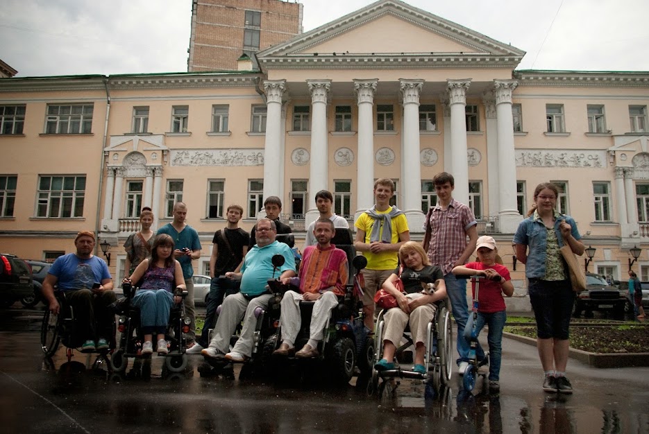 Инвалиды 1 группы без очереди. Третьяковская галерея Толмачевский переулок для инвалидов. Город без барьеров. В Москве недоступность.