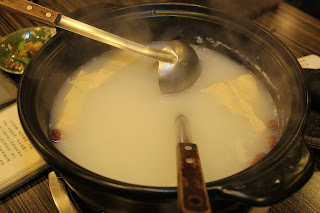 十二籃的原味湯底,像牛奶般的粥湯底