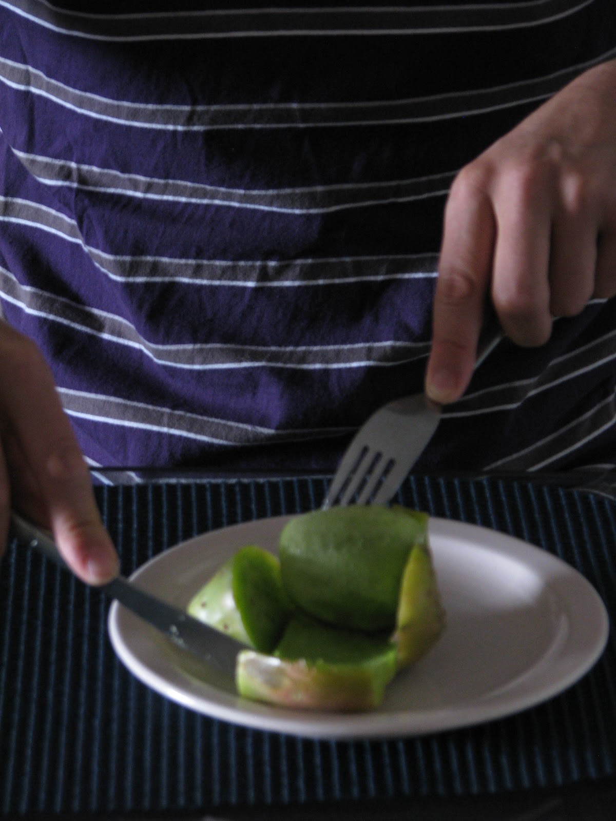 Devo how to eat a tuna (cactus fruit)