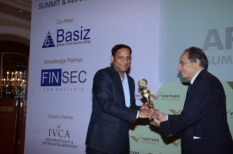 Deepak Gaur, Managing Director, SAIF Partners receiving ï¿½Best Growth Capital Investor-2013ï¿½ Award