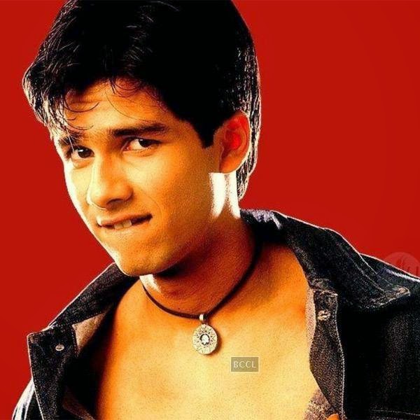 Shahid Kapoor made his debut in B'wood with  Ishq Vishk in 2003. His boyish cute look was repeated in films like Fida (2004) and Shikhar (2005). Over the years, Shahid went for an image makeoever. Here's how he looks now!
