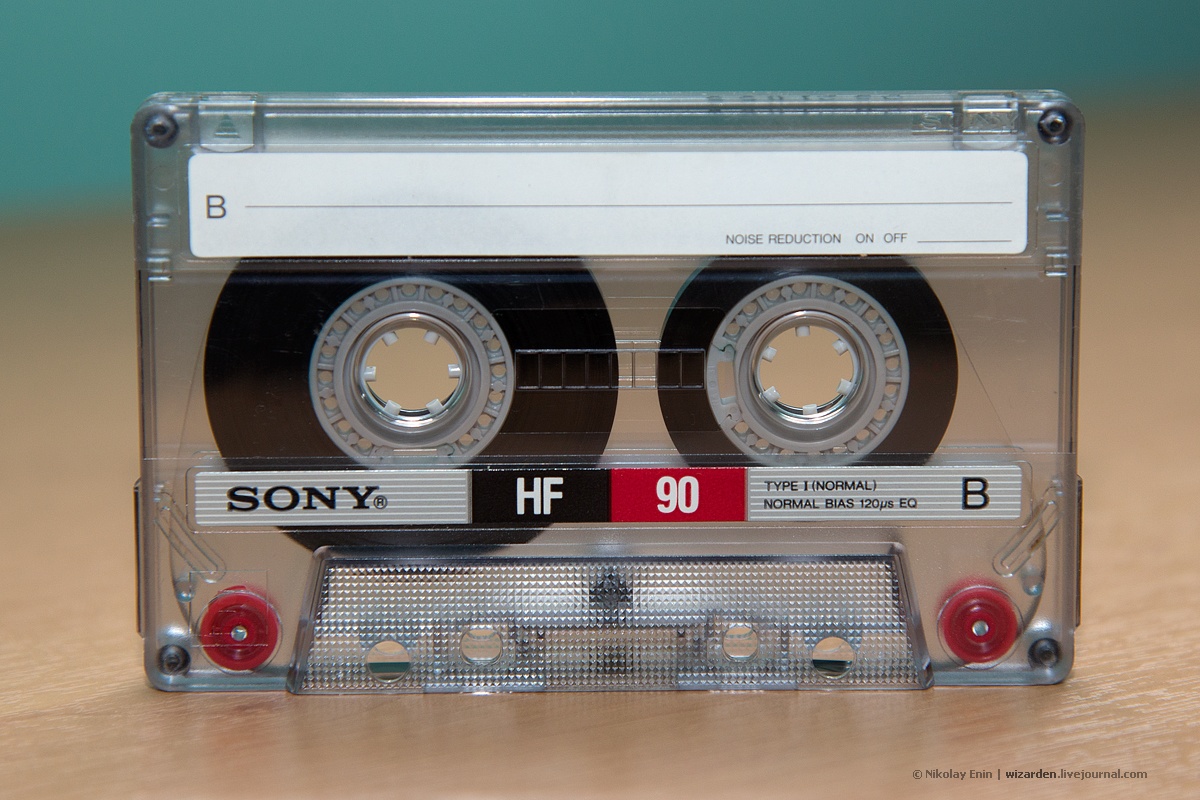 День кассеты. Компакт-кассета. Компакт кассета 80х. Магнитофонная кассета 90. Аудиокассета в магнитофоне.
