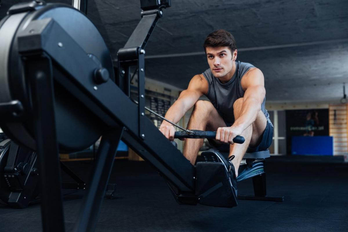 homme faisant de l'exercice avec un rameur