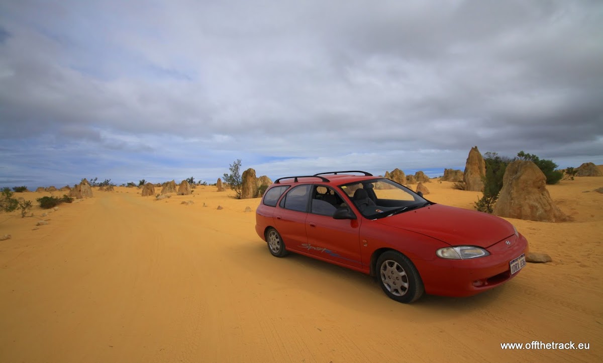 Nasz samochód na pustyni Pinnacles, Nambung, Western Australia
