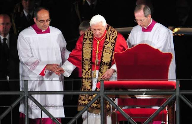 Pope prays for families in crisis