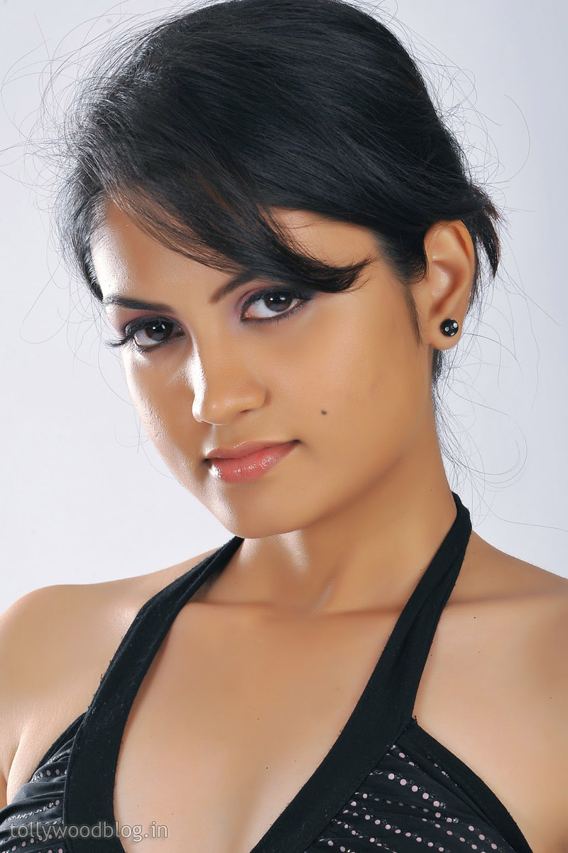 Madhulika Cute Young Model Madhulika Sexy Navel And