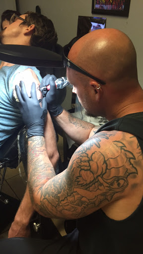 Tattoo Shop «Deuces Wild Tattoos And Piercings», reviews and photos, 600 6th Ave, Vero Beach, FL 32962, USA
