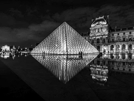 Buổi tối ở viện bảo tàng Louvre, Paris, Pháp.