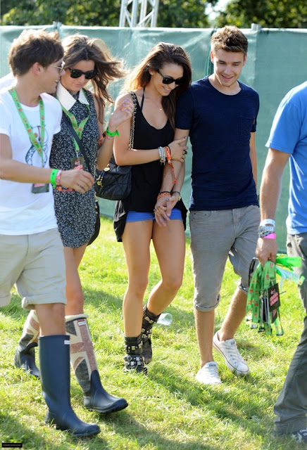 Liam Payne y Louis Tomlinson con sus novias en V Festival