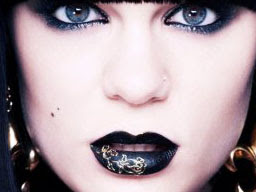 Jessie J com a boca ou lábios pintados de preto e desenho dourado