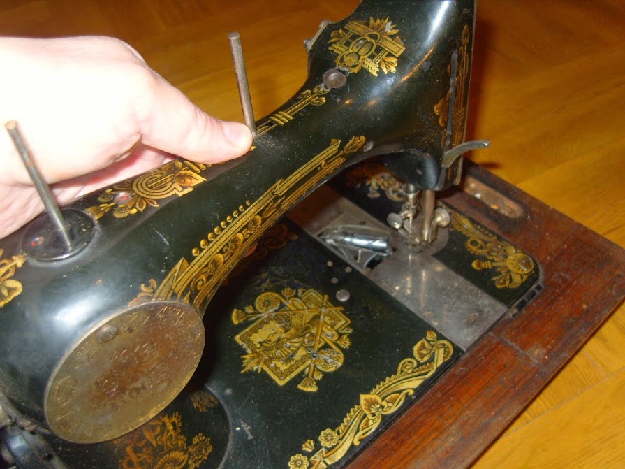 Авито старые швейные машинки. Швейная машина Старая. Швейная машинка старинная ручная. Старая швейная машинка Kayser. Ручная машинка для шитья старинные.