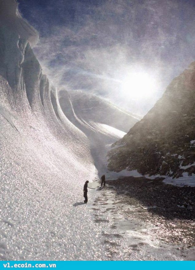 Sóng thần úp vào bờ ở Nam Cực bị đóng băng