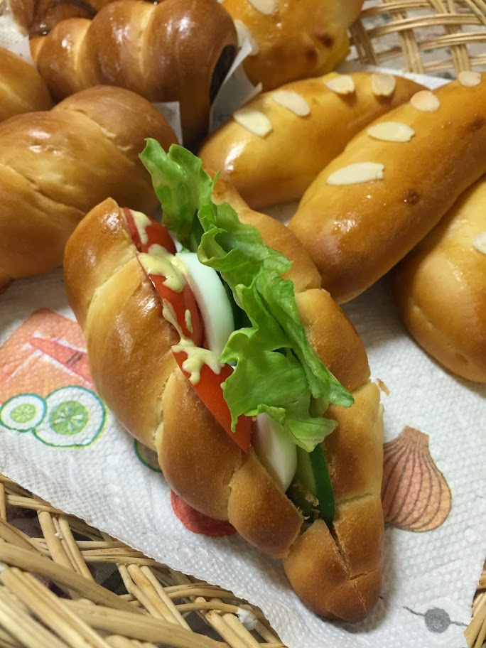 コルネ・クリームパン・ロールケーキ