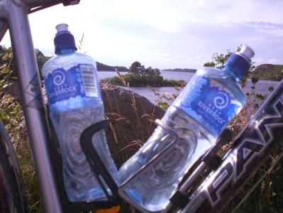 Deep Riverrock: irische Mineralwasserflaschen am Lough Conn bei Pontoon, Irland