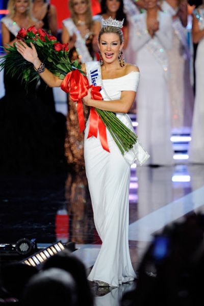 Mallory Hytes Hagan, Miss New York, waves after being crowned the new Miss America during the 2013 Miss America Pageant at PH Live at Planet Hollywood Resort & Casino on January 12, 2013 in Las Vegas, Nevada. 