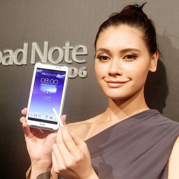 Asustek's new product ASUS fonepad Note, a 6-inch device combined tablet and smartphone, is displayed during a news conference as part of media preview of the 2013 Computex exhibition in Taipei on June 3, 2013.
