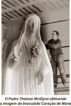 O Padre Thomas McGlynn ultimando a imagem do Imaculado Coração de Maria