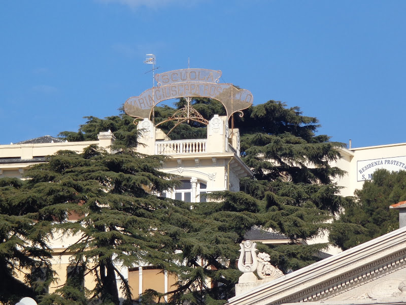 А включите-ка мне усилители качки! А подайте-ка белых пиджаков. Costa Paсifica февраль 13г